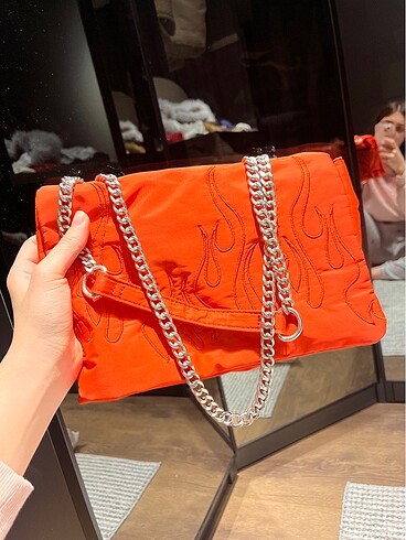bershka alev desenli turuncu çanta
