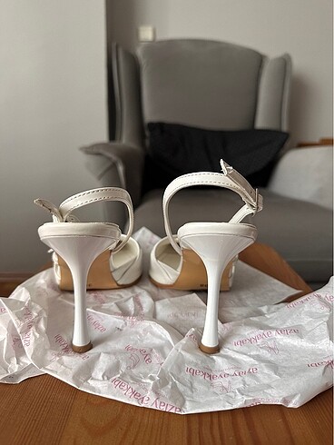 Beyaz Tokalı İnce Topuklu Ayakkabı - Görsel 6