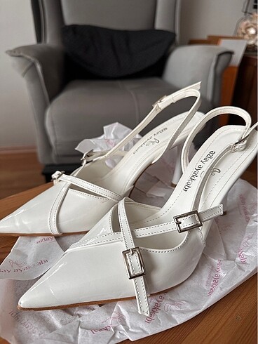 Beyaz Tokalı İnce Topuklu Ayakkabı - Görsel 5