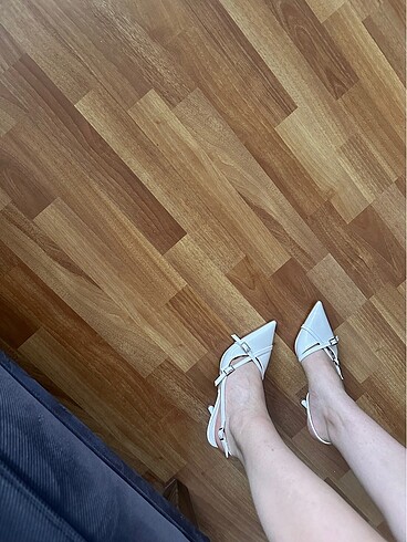 Beyaz Tokalı İnce Topuklu Ayakkabı - Görsel 8