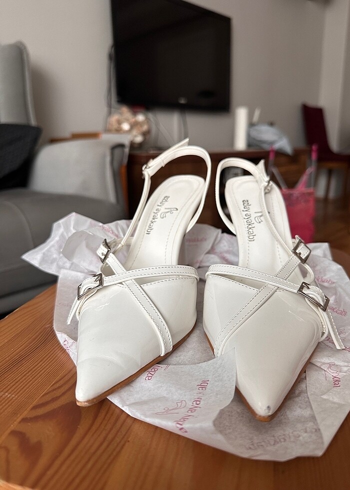 Beyaz Tokalı İnce Topuklu Ayakkabı - Görsel 4
