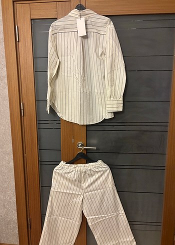 Kadın Beyaz Çizgili Düğmeli  Takım - Görsel 2