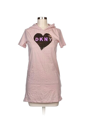 DKNY T-shirt %70 İndirimli.