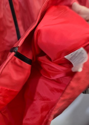 Kırmızı Parlak Kapüşonlu Kadın Yağmurluk - Görsel 8