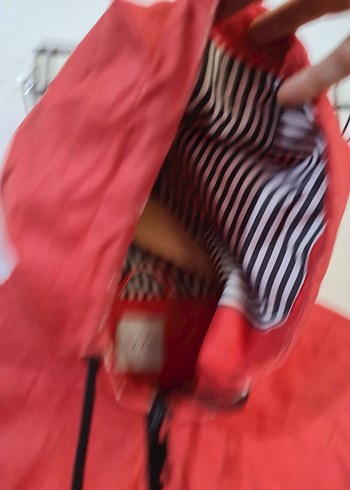 Kırmızı Parlak Kapüşonlu Kadın Yağmurluk - Görsel 6