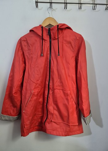 Kırmızı Parlak Kapüşonlu Kadın Yağmurluk - Görsel 11