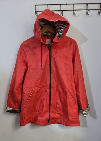 Kırmızı Parlak Kapüşonlu Kadın Yağmurluk - Görsel 3