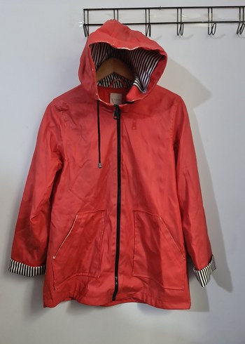 Kırmızı Parlak Kapüşonlu Kadın Yağmurluk - Görsel 2