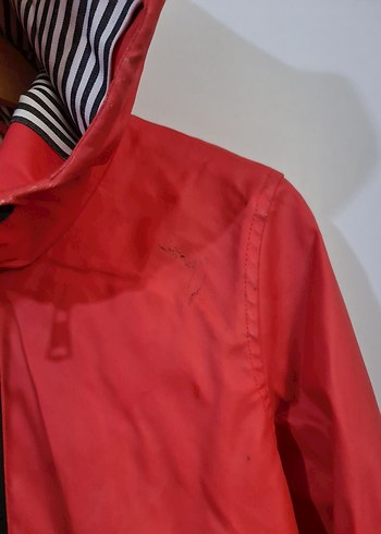 Kırmızı Parlak Kapüşonlu Kadın Yağmurluk - Görsel 4