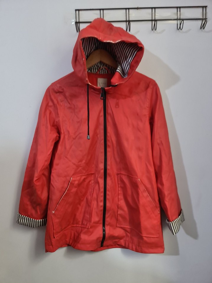 Kırmızı Parlak Kapüşonlu Kadın Yağmurluk - Görsel 3