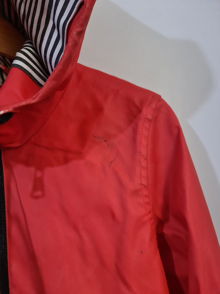 Kırmızı Parlak Kapüşonlu Kadın Yağmurluk - Görsel 4