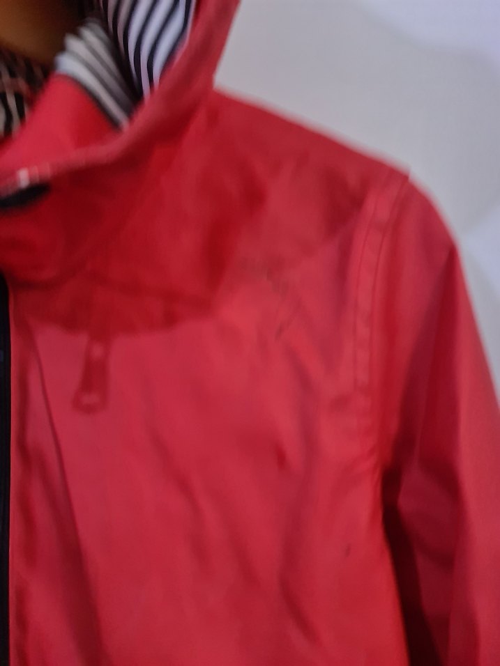 Kırmızı Parlak Kapüşonlu Kadın Yağmurluk - Görsel 5