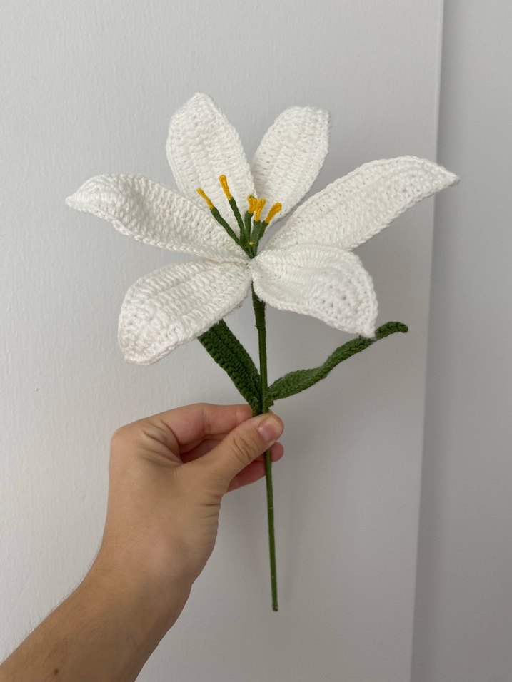 El Yapımı Beyaz Örgü Zambak Çiçeği - Görsel 2