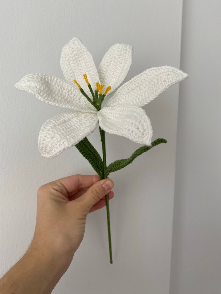 El Yapımı Beyaz Örgü Zambak Çiçeği - Görsel 3