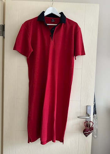 Bordo yakalı elbise