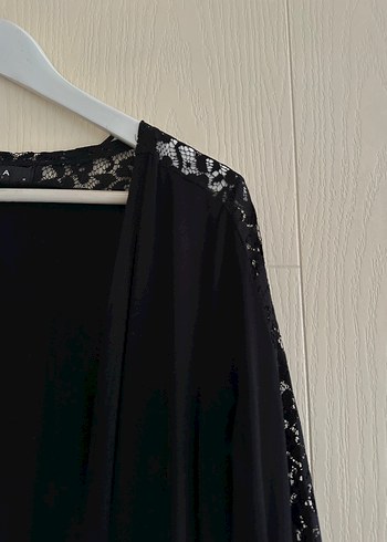 Siyah kolu dantel detaylı düğmesiz hırka - Görsel 3