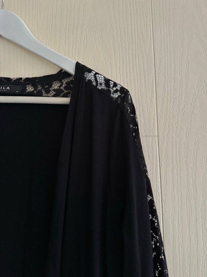 Siyah kolu dantel detaylı düğmesiz hırka - Görsel 3