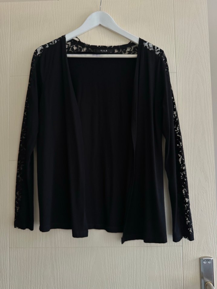 Siyah kolu dantel detaylı düğmesiz hırka - Görsel 2