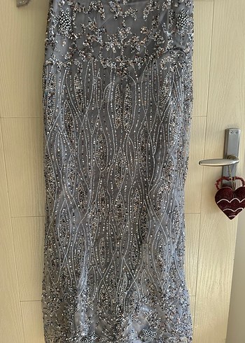 Özel dikim işlemeli gri abiye tuvalet - Görsel 3