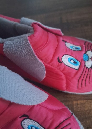 Kız Çocukları için Pembe Nakışlı Sıcak Terlik - Görsel 3