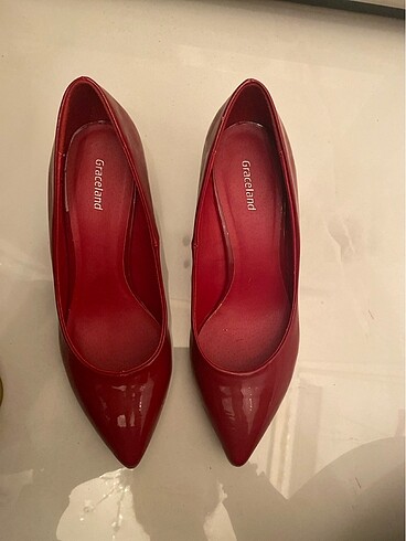 Kırmızı stiletto