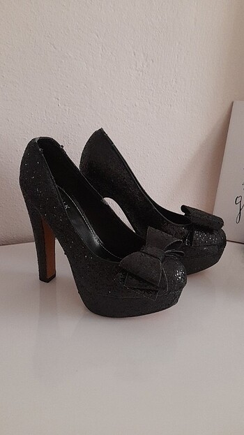 Siyah yüksek topuklu ayakkabı 