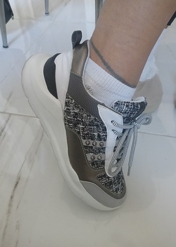 Gri Yılan Desenli Bağcıklı Kadın Spor Ayakkabı - Görsel 3