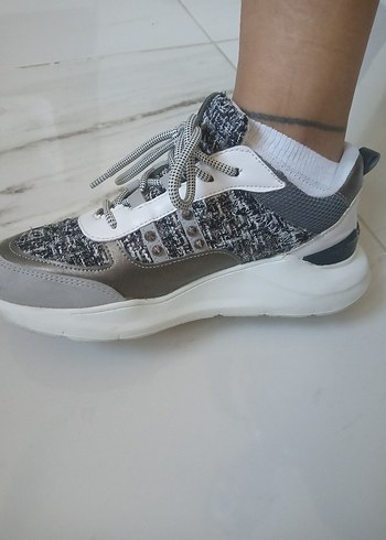 Gri Yılan Desenli Bağcıklı Kadın Spor Ayakkabı - Görsel 2