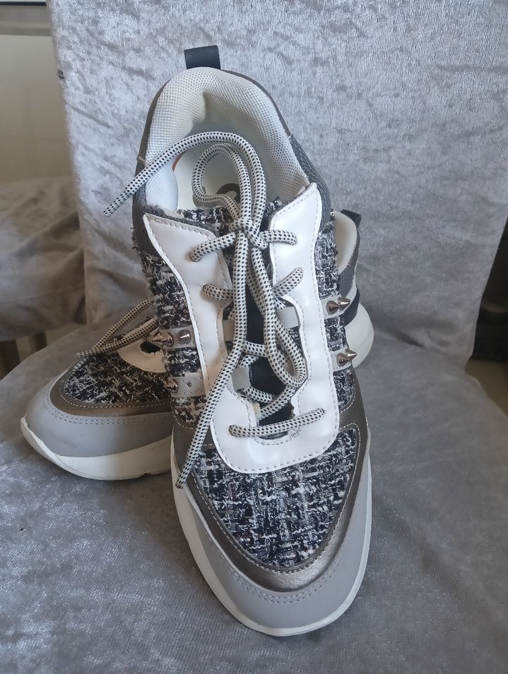 Gri Yılan Desenli Bağcıklı Kadın Spor Ayakkabı - Görsel 4