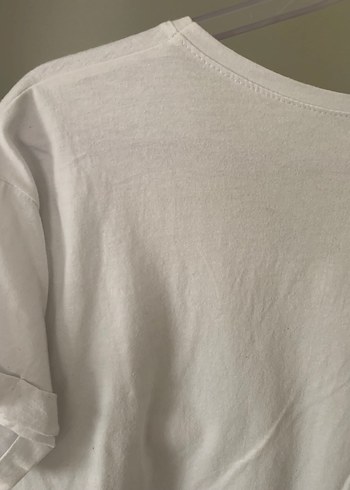 V Yaka Beyaz Baskılı Kadın Tişört - Görsel 5