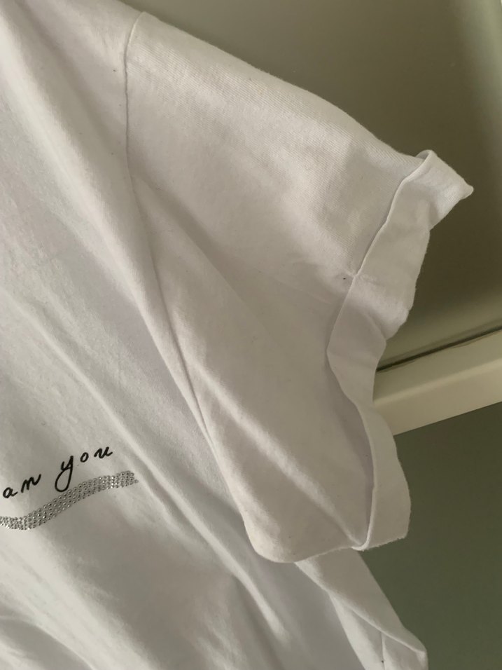 V Yaka Beyaz Baskılı Kadın Tişört - Görsel 3