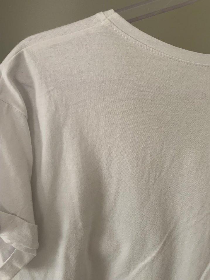 V Yaka Beyaz Baskılı Kadın Tişört - Görsel 5