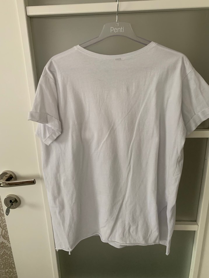 V Yaka Beyaz Baskılı Kadın Tişört - Görsel 4