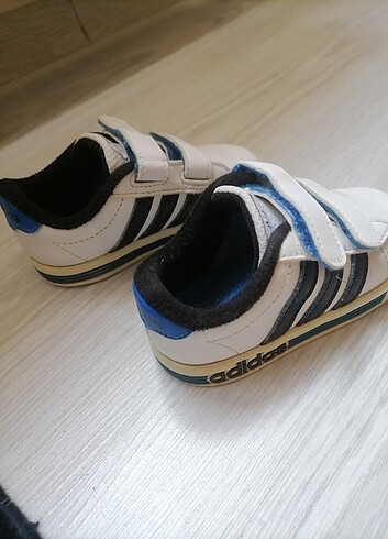 22 Beden beyaz Renk Orjinal Adidas ayakkabı 
