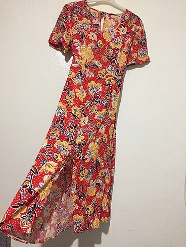 Trendyol & Milla Çiçekli yırtmaçlı elbise
