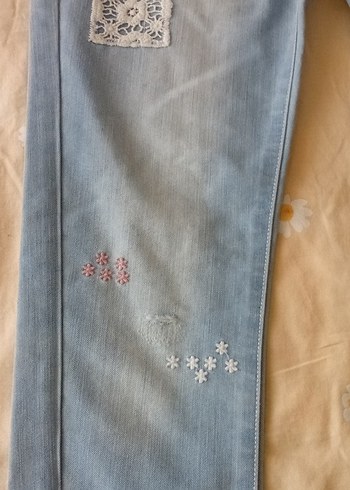 Nakışlı Mavi Kız Kot Pantolon - Görsel 3