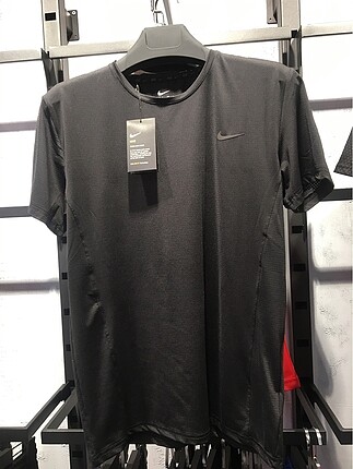 Sıfır etiketli nike