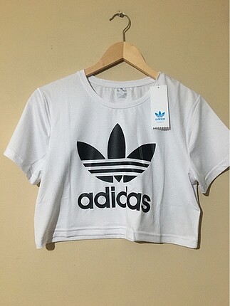 Sıfır etiketli Adidas krop üst