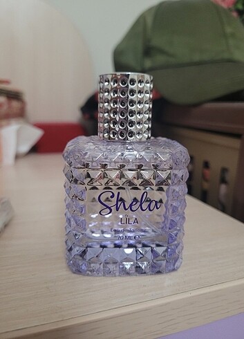 She Shela lila parfüm 