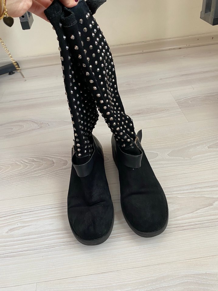 Tokalı Taş Detaylı Siyah Süet Kadın Çizme - Görsel 4