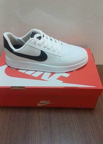 Nike Beyaz Siyah Swooshlu Dusuk Bilekli Sneaker