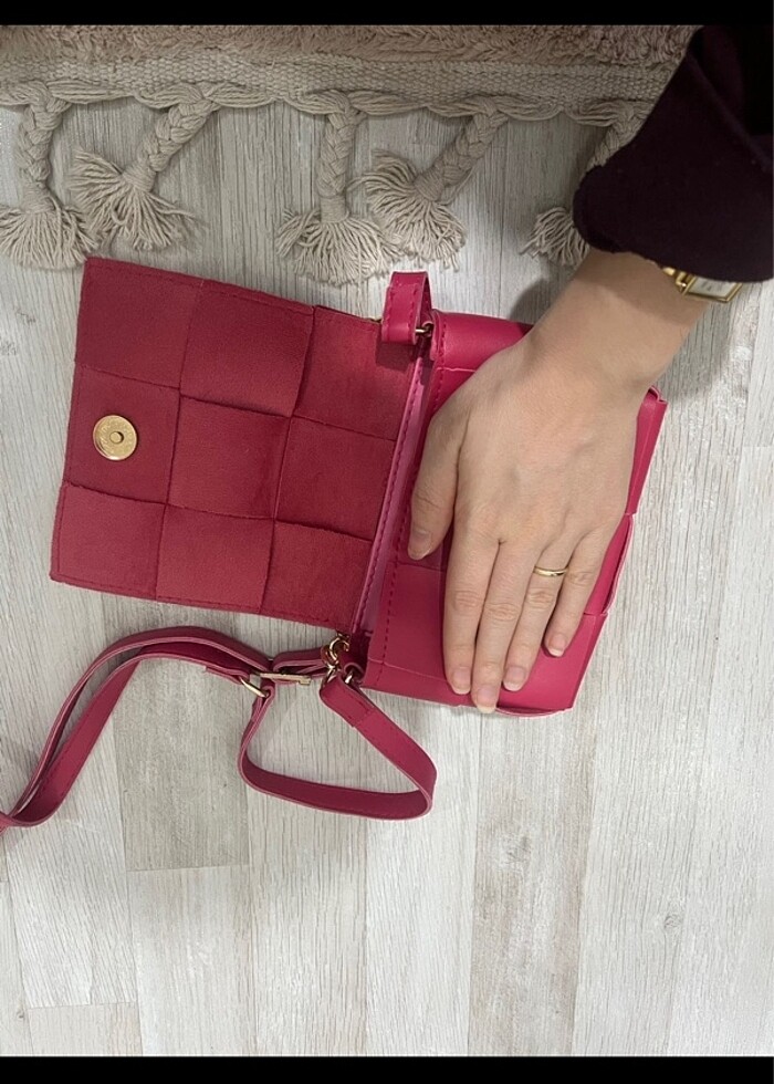 Mango kapitone küçük askılı zincir detaylı fuşya kol askılı çant - Görsel 5