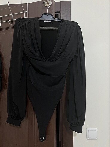 Dökümlü drapeli kruvaze yaka uzun balon kollu dekolteli çıtçıtlı - Görsel 6