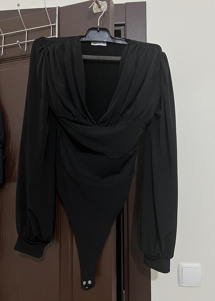 Dökümlü drapeli kruvaze yaka uzun balon kollu dekolteli çıtçıtlı - Görsel 2