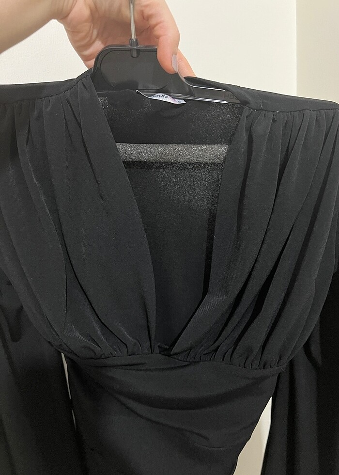 Dökümlü drapeli kruvaze yaka uzun balon kollu dekolteli çıtçıtlı - Görsel 5