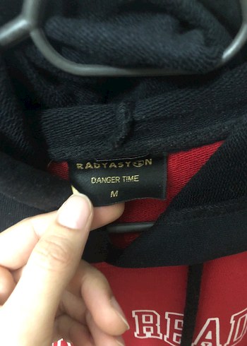 Kırmızı Kapüşonlu Sweatshirt - Görsel 6