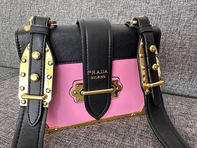 Prada kol çantası
