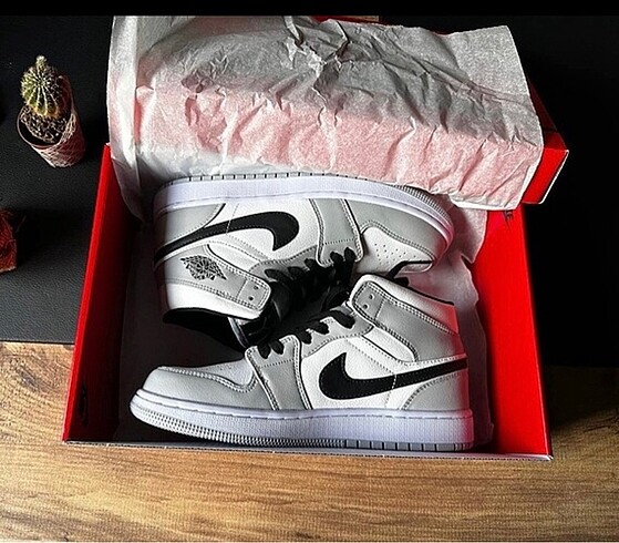 Air Jordan 1 Mid Smoke Gray