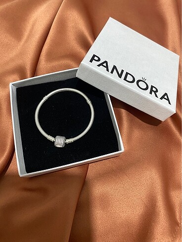 Pandora Moments Gümüş Pavé Klipsli Bileklik