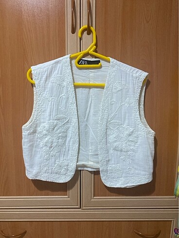 Zara işlemeli crop yelek